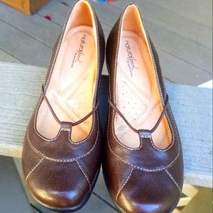 *LIKE NEW* NaturalSoul Women's Leather Flats w/Contrast Stitching Sz 7.5